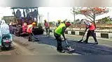 जालना रस्त्याची डागडुजी सुरू जालना रस्त्याची डागडुजी सुरू