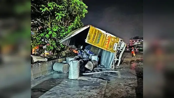 शिळ फाट्यावर कंटेनरची ट्रकला धडक शिळ फाट्यावर कंटेनरची ट्रकला धडक