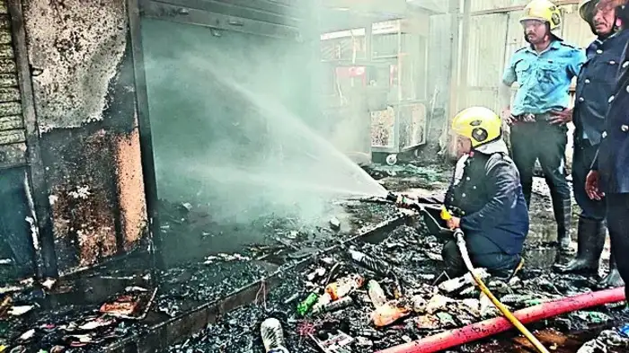 पाच दुकाने आगीत जळून भस्मसात पाच दुकाने आगीत जळून भस्मसात