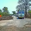 रखडलेल्या कामांमुळ े चालकांची दैना