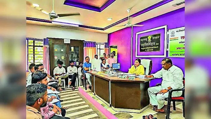 प्रलंबित रस्ते तातडीने पूर्ण करा प्रलंबित रस्ते तातडीने पूर्ण करा