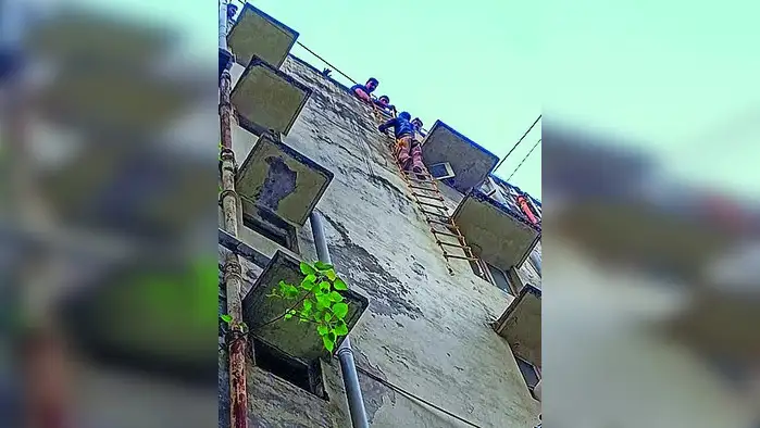 सहाव्या मजल्यावर बसलेल्या युवकास सुरक्षित उतरवले सहाव्या मजल्यावर बसलेल्या युवकास सुरक्षित उतरवले