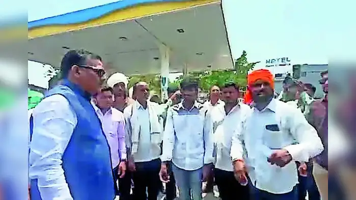 पेट्रोल पंपाची झाडाझडती पेट्रोल पंपाची झाडाझडती