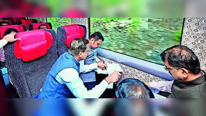 वंदे भारत एक्स्प्रेसने मुख्यमंत्र्यांचा प्रवास वंदे भारत एक्स्प्रेसने मुख्यमंत्र्यांचा प्रवास