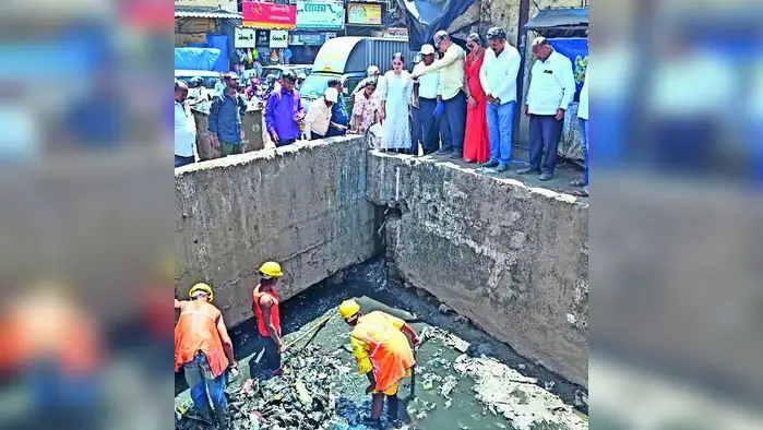 नालेसफाई दौऱ्याकडे पाठ नालेसफाई दौऱ्याकडे पाठ