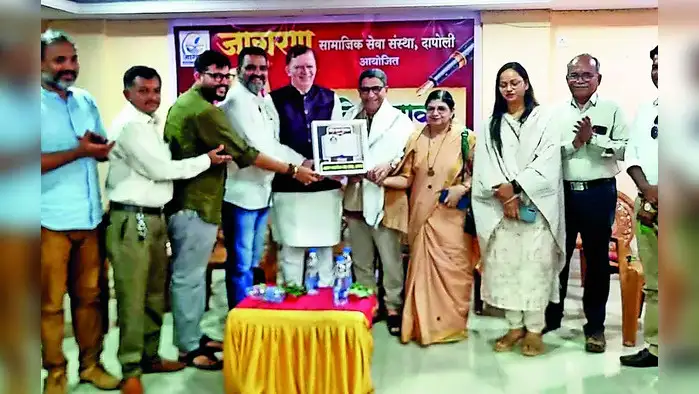 इक्बाल मुकादम यांना पुरस्कार इक्बाल मुकादम यांना पुरस्कार