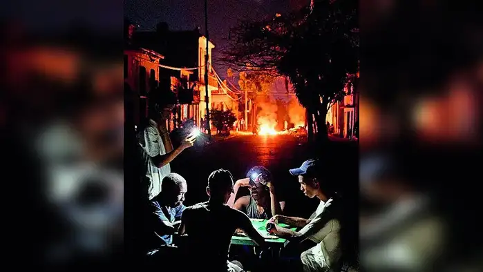 चक्रव्यूहात अडकलेला क्युबा चक्रव्यूहात अडकलेला क्युबा
