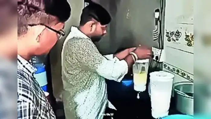 जळगावात पामोलिन तेलापासूनकृत्रिम दूध; संशयितास अटक जळगावात पामोलिन तेलापासूनकृत्रिम दूध; संशयितास अटक