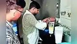 जळगावात पामोलिन तेलापासूनकृत्रिम दूध; संशयितास अटक जळगावात पामोलिन तेलापासूनकृत्रिम दूध; संशयितास अटक