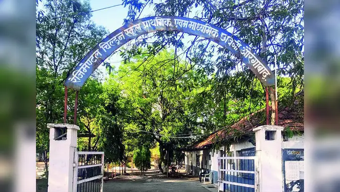 सत्तर वर्षांपूर्वीची शाळा टप्प्याटप्प्याने होणार बंद सत्तर वर्षांपूर्वीची शाळा टप्प्याटप्प्याने होणार बंद