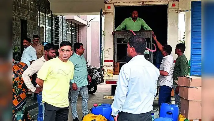 सिन्नरला बनावट दारूचा कारखाना उद्ध्वस्त सिन्नरला बनावट दारूचा कारखाना उद्ध्वस्त