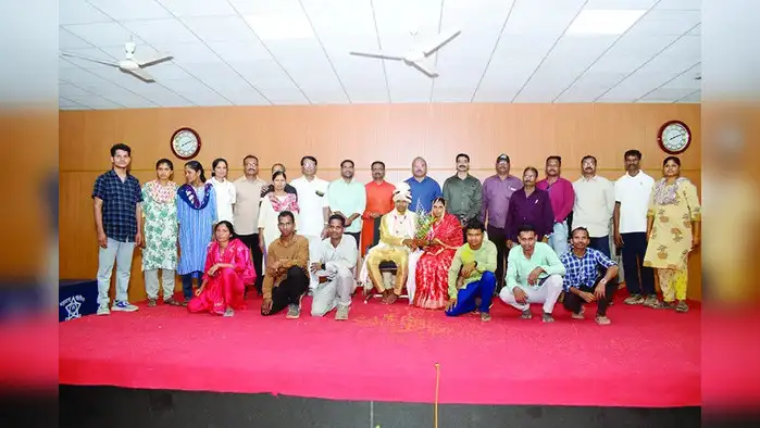 आत्मसमर्पित माओवाद्यांनी बांधली लग्नगाठ आत्मसमर्पित माओवाद्यांनी बांधली लग्नगाठ