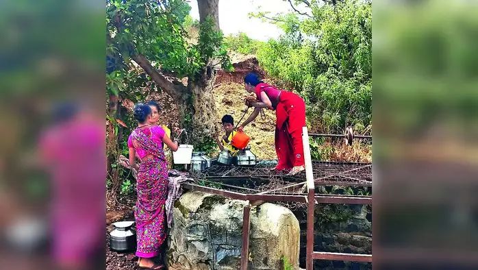 एकीकडे मिळेना हंडाभर पाणी, शेजारी रस्त्यावर सडा एकीकडे मिळेना हंडाभर पाणी, शेजारी रस्त्यावर सडा