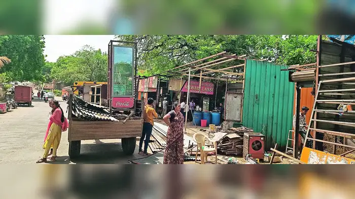वेरूळमध्ये अतिक्रमणांवर हातोडा वेरूळमध्ये अतिक्रमणांवर हातोडा