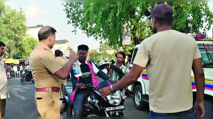 नियमभंग करणाऱ्या चालकांवर कारवाई नियमभंग करणाऱ्या चालकांवर कारवाई