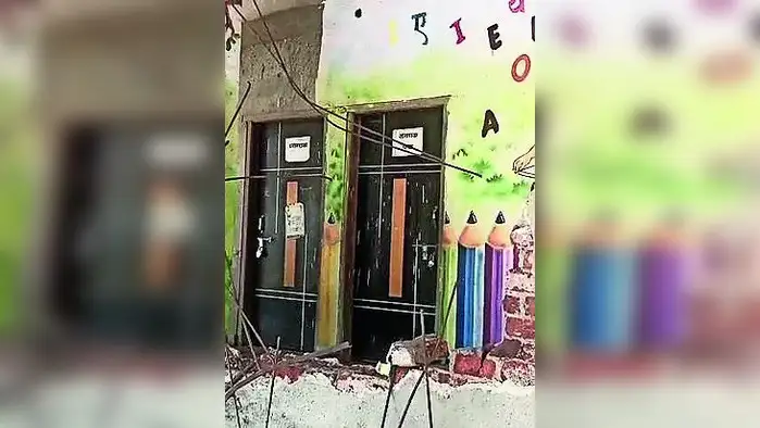 शाळेवर हातोडा; विद्यार्थी चिंताग्रस्त शाळेवर हातोडा; विद्यार्थी चिंताग्रस्त
