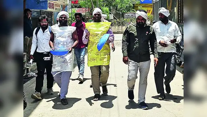 खत खरेदीवरून शेतकरी आक्रमक खत खरेदीवरून शेतकरी आक्रमक