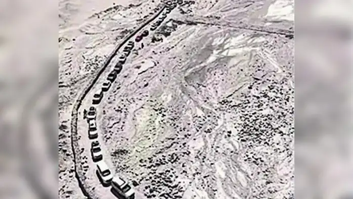 लडाखच्या मार्गावर पर्यटकांची नित्याची कोंडी लडाखच्या मार्गावर पर्यटकांची नित्याची कोंडी