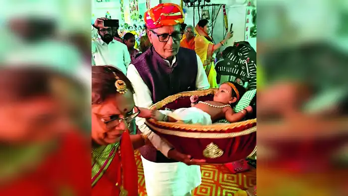रंगला कृष्णजन्माचा देखावा रंगला कृष्णजन्माचा देखावा
