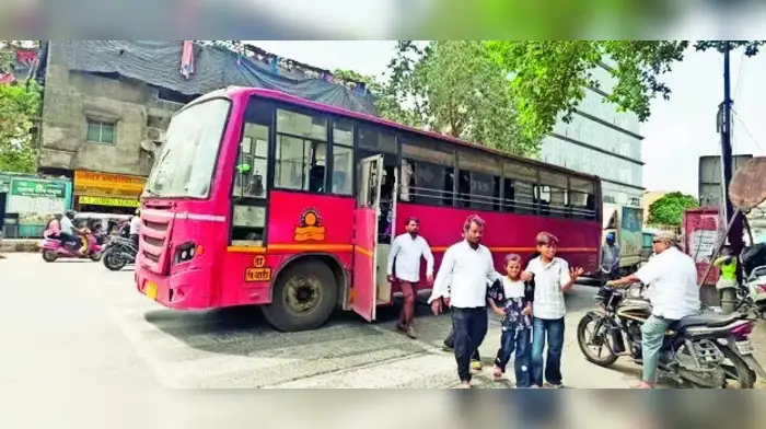 एसटी प्रवाशांचे हाल एसटी प्रवाशांचे हाल