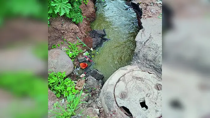 चेंबर फुटल्याने सांडपाणी नासर्डीत चेंबर फुटल्याने सांडपाणी नासर्डीत