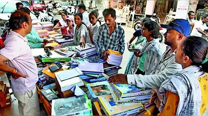 शालेय साहित्य खरेदीसाठी झुंबड शालेय साहित्य खरेदीसाठी झुंबड