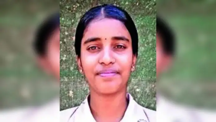रिया घारेला व्हायचेय जिल्हाधिकारी रिया घारेला व्हायचेय जिल्हाधिकारी