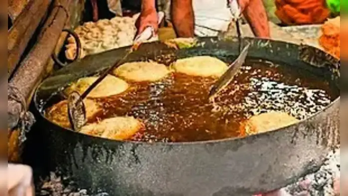 काळ्याकुट्ट तेलात तळण; आरोग्य धोक्यात काळ्याकुट्ट तेलात तळण; आरोग्य धोक्यात