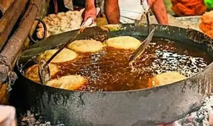 काळ्याकुट्ट तेलात तळण; आरोग्य धोक्यात