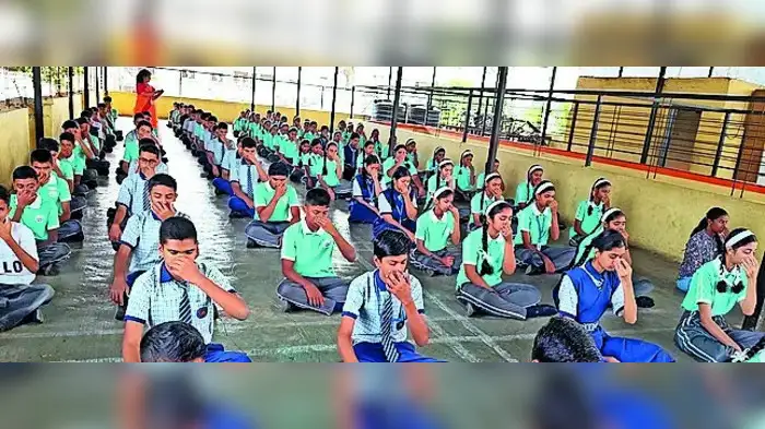 गुरुनानक हायस्कूलमध्ये योग दिन गुरुनानक हायस्कूलमध्ये योग दिन