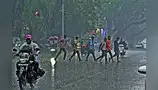 पावसाच्या सरींनीपुणेकरांची तारांबळ पावसाच्या सरींनीपुणेकरांची तारांबळ