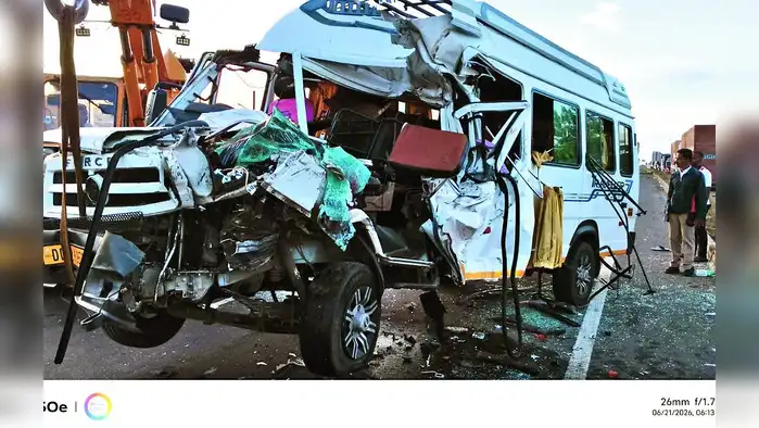 मिनी बस-ट्रकच्या धडकेमध्ये दोन ठार मिनी बस-ट्रकच्या धडकेमध्ये दोन ठार