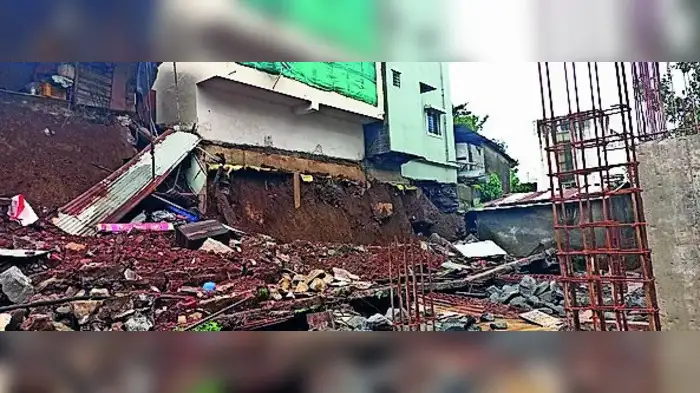 त्र्यंबकमध्ये खोदकामांमुळे इमारतींना धोका त्र्यंबकमध्ये खोदकामांमुळे इमारतींना धोका