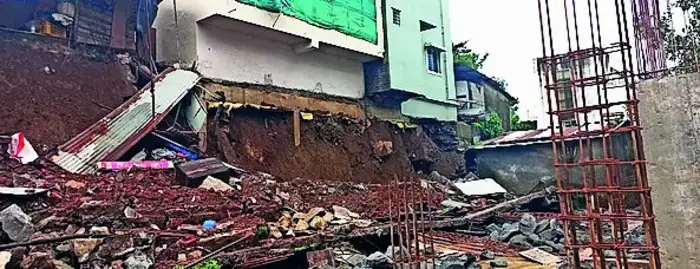 त्र्यंबकमध्ये खोदकामांमुळे इमारतींना धोका