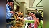घटत्या दराने सोने बाजारास उभारी घटत्या दराने सोने बाजारास उभारी