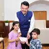 “देवेंद्र आबा, हे पैसे शेतकरी काकांना द्या!” चिमुकलीनं दुष्काळग्रस्तांसाठी फोडली पिगी बँक; मुख्यमंत्र्यांच्या हातात ठेवले ३ हजार रुपये, व्हिडीओ व्हायरल