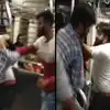 Mumbai Local Train Fight; मुंबई लोकलमध्ये हाणामारी; कपडे खेचले, थोबाडीत ...
