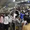 Mumbai Local Train Fight Viral Video; ट्रेनमध्ये दरवाज्यावर उभं ...