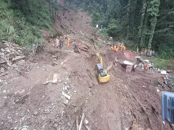 Shimla Shiv Mandir Landslide: शिमला के शिव मंदिर में रेस्क्यू ऑपरेशन ...