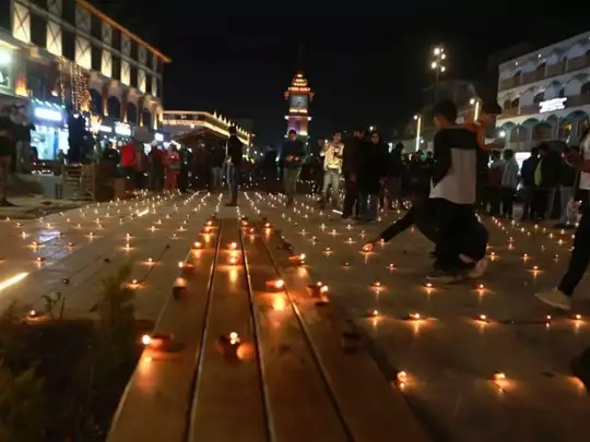 Lal Chowk Diwali: उत्साह, उमंग और जोश हाई, श्रीनगर के लाल चौक पर पहली बार  ऐसी दिवाली, देखें तस्वीरें - diwali celebrated lal chowk in srinagar jammu  kashmir see photos - Navbharat Times