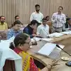 Kanpur Mayor Pramila Pandey,मीटिंग में 3 मिनट लेट पहुंचे हेल्थ ऑफिसर