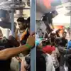 ट्रेन में सीट को लेकर यात्रियों के बीच मारपीट,Train Kalesh Video: पहले ...