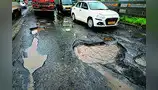 गड्ढों के बीच मुंबई में बप्पा का आगमन, सड़कों की मरम्मत में खर्च हो रहे 154 करोड़ गड्ढों के बीच मुंबई में बप्पा का आगमन, सड़कों की मरम्मत में खर्च हो रहे 154 करोड़