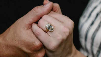 Taylor Swift Engagement Ring Picture,अरबपति सिंगर टेलर स्विफ्ट की सगाई की अंगूठी देख खुद को गरीब कहेंगे आप, कीमत इतनी कि खरीद लेंगे बंगला- गाड़ी - taylor swift and ...