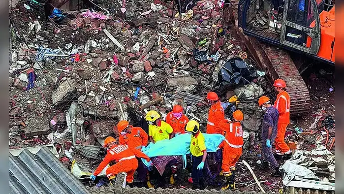 विरार इमारत हादसा: एक फोन कॉल ने बचाई युवक की जान विरार इमारत हादसा: एक फोन कॉल ने बचाई युवक की जान