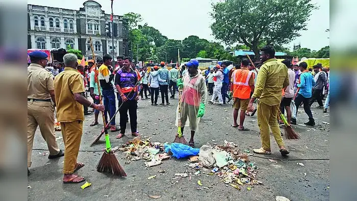 आंदोलन से बेहाल CSMT और आस-पास का इलाका आंदोलन से बेहाल CSMT और आस-पास का इलाका
