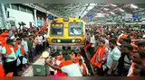 मराठा आंदोलन के चलते सीएसएमटी रेलवे स्टेशन पर अव्यवस्था का आलम, मुंबईकरों को हो रही परेशानी मराठा आंदोलन के चलते सीएसएमटी रेलवे स्टेशन पर अव्यवस्था का आलम, मुंबईकरों को हो रही परेशानी