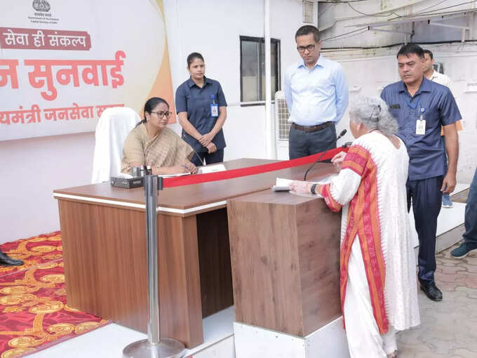 फरियादी और सीएम के बीच रखी गई दूरी