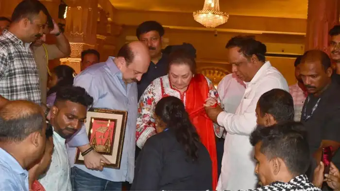 81 साल की सायरा को देख फैंस खुश 