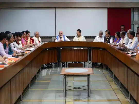 Photos: पीएम मोदी सबसे पीछे की पंक्ति में बैठे... बीजेपी की कार्यशाला से  सामने आईं अद्भुत तस्वीरें - pm narendra modi sat at the bac in the bjp mp  workshop - Navbharat Times